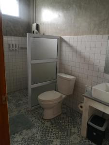 La salle de bains est pourvue de toilettes et d'un lavabo. dans l'établissement ป้าเฒ่าเฝ้าสวน, à Lampang