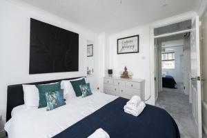 - une chambre avec un grand lit et une couverture bleue dans l'établissement Free Parking Good location With Garden, à Taunton