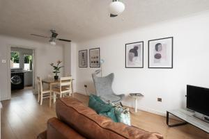 sala de estar con sofá marrón y mesa en Free Parking Good location With Garden en Taunton