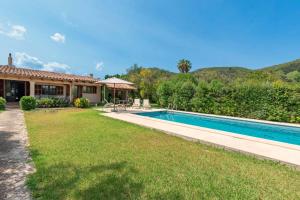 ein Haus mit einem Swimmingpool im Hof in der Unterkunft Villa Can Jaume by Sealand Villas in Pollença