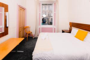 Postel nebo postele na pokoji v ubytování Super Central 4 Bedrooms Apartment by Calton Hill