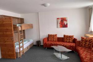 un soggiorno con divano e letto di Wohnung Gruenberg 144 - Naviser Huette a Navis