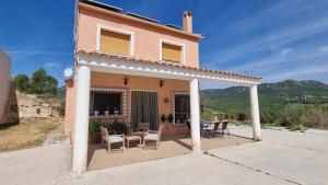 a house with a patio with a table and chairs at Casa de la Santa in Moratalla