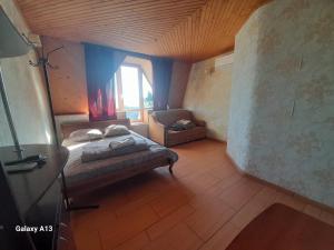 ein Schlafzimmer mit einem Bett und einem Stuhl in einem Zimmer in der Unterkunft Готель Загадка, Умань in Gorodnitsa
