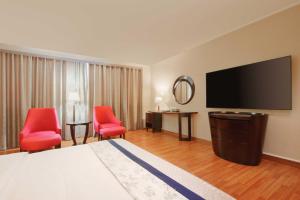 順德的住宿－佛山冠新酒店，配有一张床和一台平面电视的酒店客房