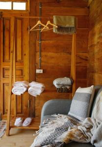 Gentry House في أمبرولاوري: غرفة معيشة مع أريكة وجدران خشبية