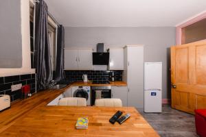 Kuchyň nebo kuchyňský kout v ubytování Super Central 4 Bedrooms Apartment by Calton Hill