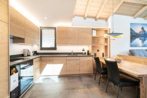 Köök või kööginurk majutusasutuses Haus Beta by Zermatt Premium Apartments