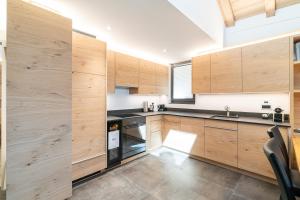 Köök või kööginurk majutusasutuses Haus Beta by Zermatt Premium Apartments