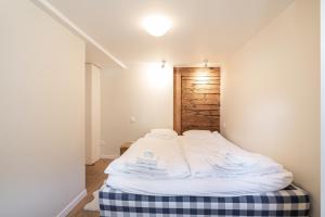 Postel nebo postele na pokoji v ubytování Haus Kirchplatz 4 by Zermatt Premium Apartments