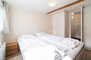 Postel nebo postele na pokoji v ubytování Haus Kirchplatz 4 by Zermatt Premium Apartments