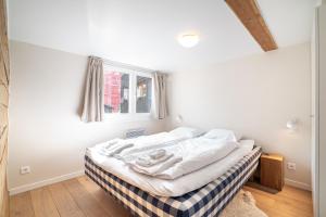 Postel nebo postele na pokoji v ubytování Haus Kirchplatz 4 by Zermatt Premium Apartments
