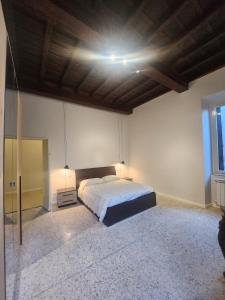 ストリにあるPalazzo Storico "Mezzadonna"のベッドルーム1室(ベッド1台、天井ライト付)