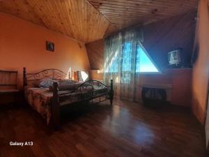 ein Schlafzimmer mit einem Bett in einem Zimmer mit Fenster in der Unterkunft Готель Загадка, Умань in Gorodnitsa + 6 Fotos