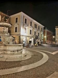 ストリにあるPalazzo Storico "Mezzadonna"の夜の建物の前の噴水