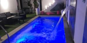 Piscina de la sau aproape de Villa corniche le luxe au près de la mer
