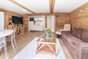 TV a/nebo společenská místnost v ubytování Haus Kirchplatz 4 by Zermatt Premium Apartments