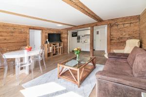 TV a/nebo společenská místnost v ubytování Haus Kirchplatz 4 by Zermatt Premium Apartments