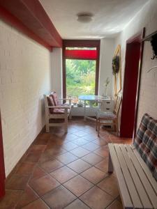 - un salon avec une table et un banc dans l'établissement Wassermühle, à Rheine