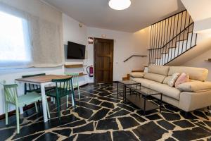 sala de estar con sofá y mesa en Apartamentos Rurales la Campiña, en Casiñas Bajas