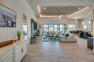 un soggiorno con un divano e un tavolo di Villa Mangifera with Salt Water Pool & Spa, EV-Loading a Cape Coral