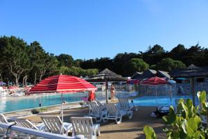 The swimming pool at or close to MOBIL HOME à QUIBERON 205