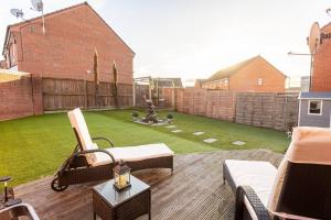 eine Terrasse mit Stühlen und einem Brunnen im Hof in der Unterkunft Beautifully designed 3 Bed House - in Manchester in Manchester