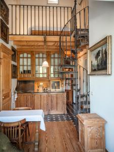 una cocina con una escalera de caracol en una casa en De dag des Heeren en Merendree