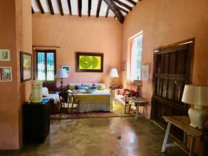 1 dormitorio con 1 cama y 1 mesa en una habitación en Finca La Jaquima, en Avileses
