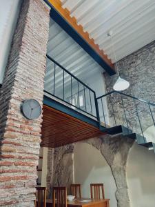 una escalera en una habitación con mesa y sillas en Apartamentos Arraez, en Almería