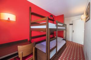 オルシエールにあるBelambra Clubs Orcières 1850 - Le Roc Blancの赤い壁のドミトリールームの二段ベッド2台分です。