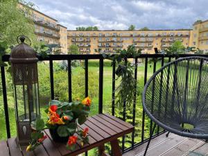 a balcony with a bench and a chair and a building at Stylish 3-room apartment with balcony and free parking in Oslo