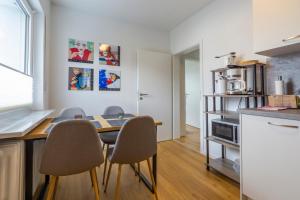 een keuken met een tafel en stoelen in een kamer bij Ferienwohnung Am Sulzpark in Beilngries