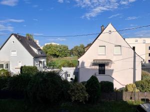 uma casa branca com um telhado pontudo em Residence Le Canal Strasbourg - Moderne avec Parking em Bischheim