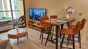 TV a/nebo společenská místnost v ubytování La buena vida holiday homes - Deluxe 3 bedroom apartment on the beach