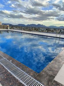 Bazén v ubytování Starlit Suites Tirupati nebo v jeho okolí