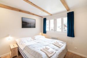 Postel nebo postele na pokoji v ubytování Haus Kirchplatz 4 by Zermatt Premium Apartments