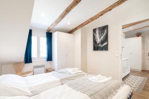 Postel nebo postele na pokoji v ubytování Haus Kirchplatz 4 by Zermatt Premium Apartments