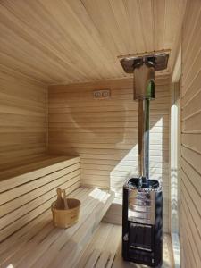 en el interior de una sauna con estufa de leña en Resort Biela Skala - CHATA en Bystrá