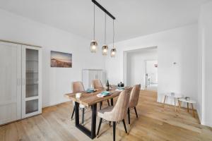 uma sala de jantar com uma mesa de madeira e cadeiras em Infinity Stay: Ferienappartments Rheinstrasse em Wilhelmshaven