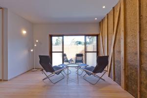 a dining room with a table and two chairs at SAUNARF in Kō