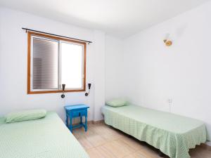 Araya的住宿－Live Caletillas Garoe con Terraza piso familiar，客房设有两张床和窗户。