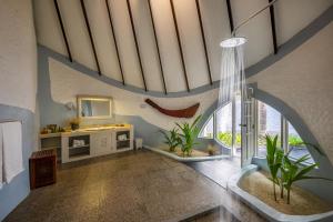 W łazience znajduje się umywalka i lustro. w obiekcie Nika Island Resort & Spa, Maldives w mieście Nika Island