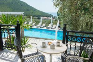Бассейн в Hotel Villa Natassa или поблизости