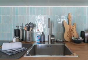 - une cuisine avec un évier et un comptoir dans l'établissement Le Wilson - Appartement design - Hyper centre, à Vichy