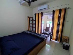 - une chambre avec un lit dans une pièce dotée d'une fenêtre dans l'établissement OYO Ambika Guest House, à Pushkar