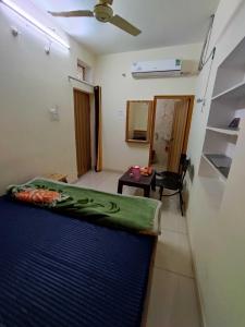 - une chambre avec un lit, une table et un plafond dans l'établissement OYO Ambika Guest House, à Pushkar