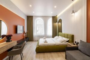 een slaapkamer met een groen bed en een bank bij Avangard on Leinberg St 7 Apart in Lviv