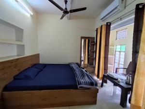 - une chambre avec un lit et un ventilateur de plafond dans l'établissement OYO Ambika Guest House, à Pushkar