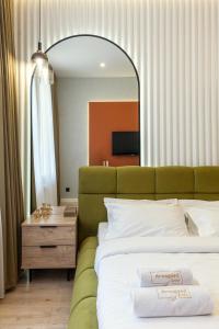 een slaapkamer met een groot bed en een spiegel bij Avangard on Leinberg St 7 Apart in Lviv